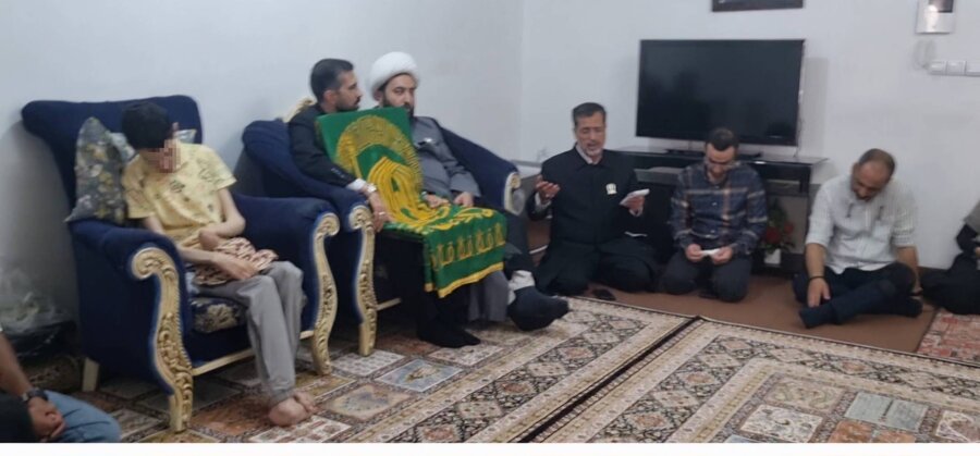 ندای کهریزک | حضور پرچم متبرک حرم امام رضا (ع) در خانه‌ای با دو فرزند معلول بسترگرا در کهریزک