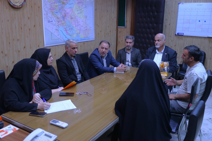 دیدار مدیران بهزیستی با جامعه نابینایان/ روایت دانش‌آموز ۱۷ ساله‌ای که بار زندگی را به دوش می‌کشد