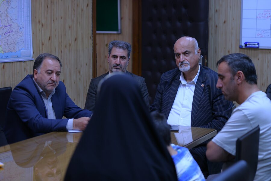 دیدار مدیران بهزیستی با جامعه نابینایان/ روایت دانش‌آموز ۱۷ ساله‌ای که بار زندگی پدر نابینایش را به دوش می‌کشد